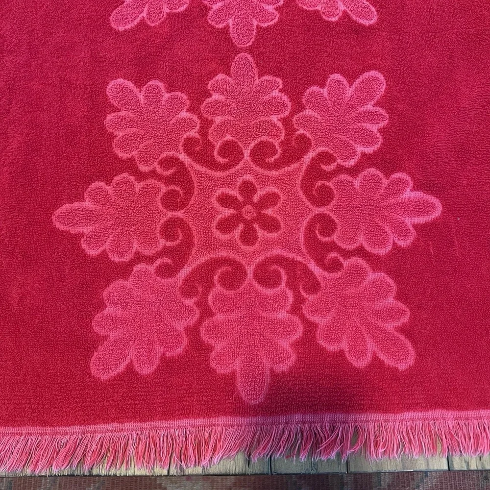 Vintage Cannon Royal Family Red Floral Snowflake Sculpted Cotton Bath Towel
